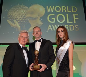 Guy Maxwell, directeur du golf d’Assoufid Golf Club, recevant le palmarès de World Golf Awards