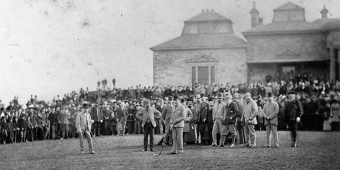 1876 : Ouverture de la saison de golf à St Andrews, Écosse. © Hulton Archive/Getty Images