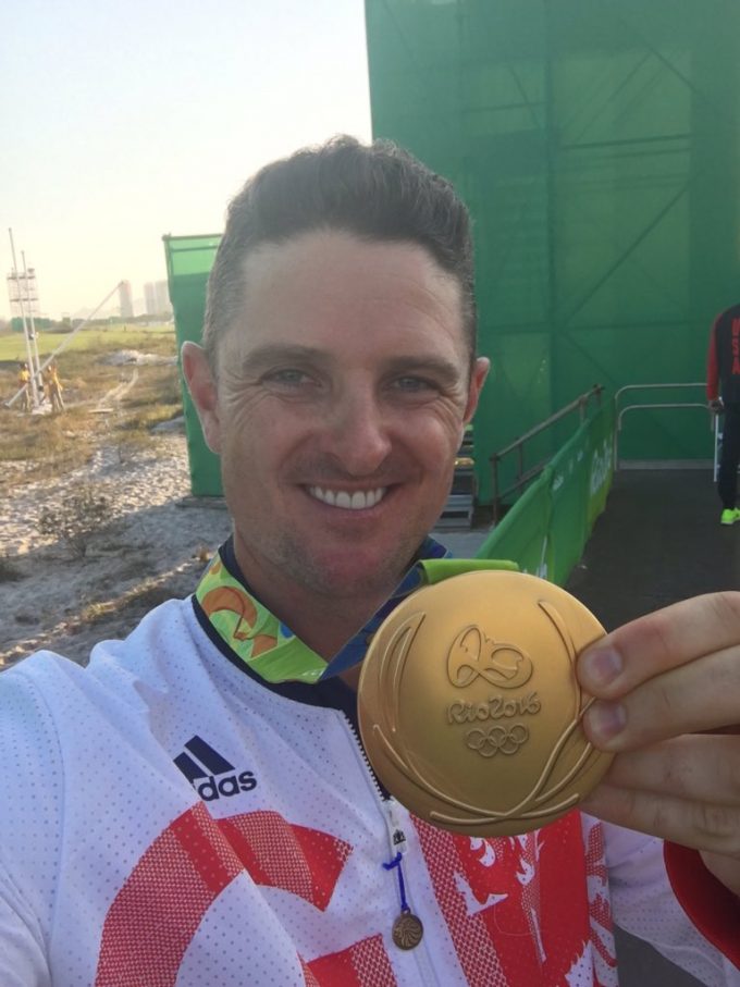 Justin Rose et sa médaille d'or Olympique - source https://twitter.com/JustinRose99