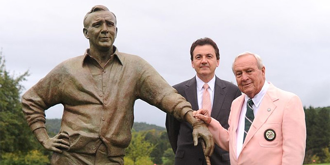 Arnold Palmer à côté de sa statue, sculptée par Zenos Frudakis (au centre) - © Wikimedia Commons