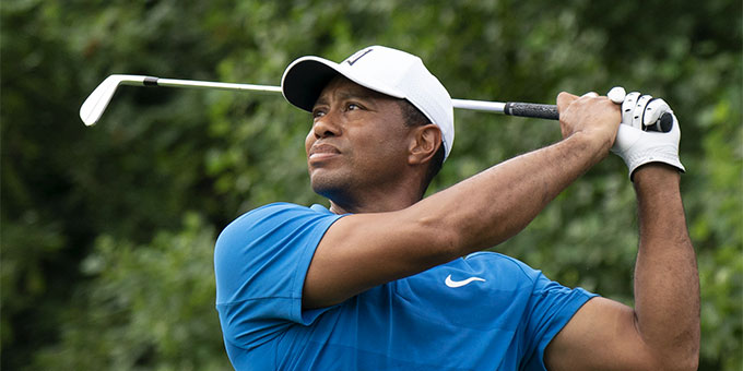 Tiger Woods edzésben kilenc hónappal a balesete után