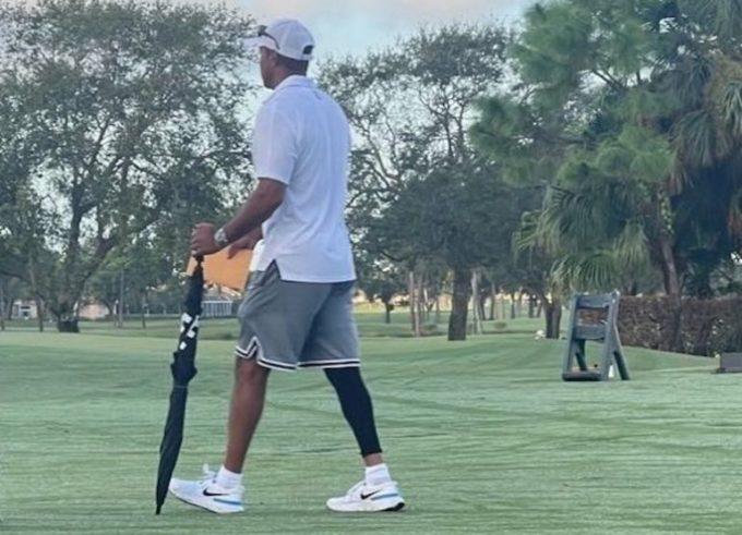 Tiger Woods de retour sur le green sans clubs