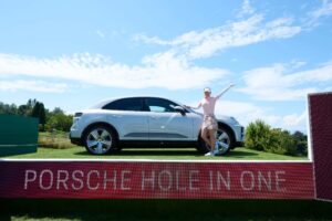 Jodi Ewart Shadoff décroche une Porsche avec un trou en un