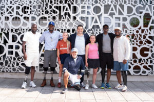 À Roland-Garros, Debout en Bouts défile pour l’égalité des droits aux prothèses