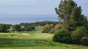 A Majorque, il y a le golf, le soleil et la mer, que mas...