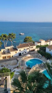 A Majorque, il y a le golf, le soleil et la mer, que mas...