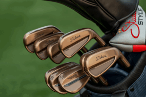Les fers T‑Series de Titleist adoptent la finition Oil Can