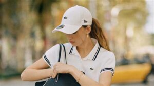 Lacoste et New Era signent une capsule golf lifestyle