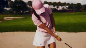 Lacoste et New Era signent une capsule golf lifestyle